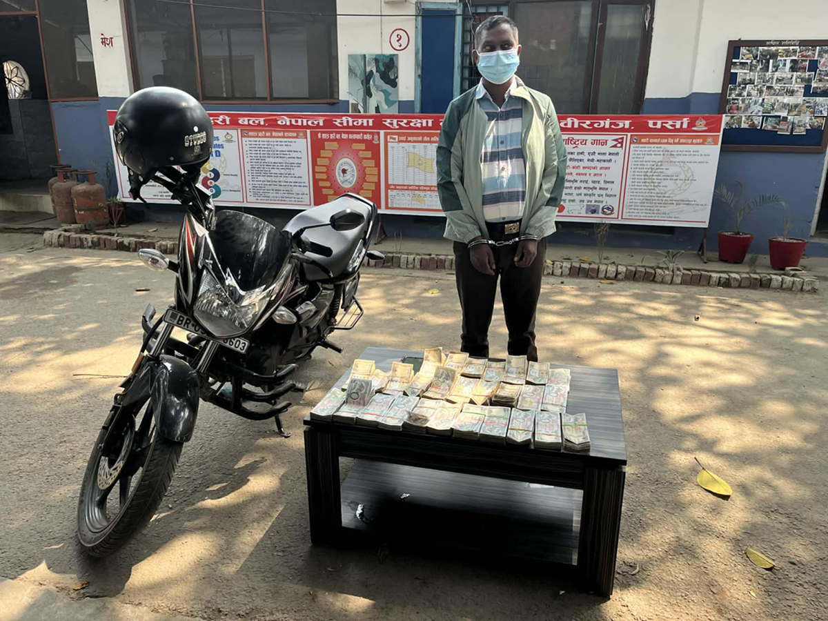 मोटरसाइकलको सिट कभरभित्र भेटियो २० लाख, बिनय शंकर सशस्त्रको नियन्त्रणमा