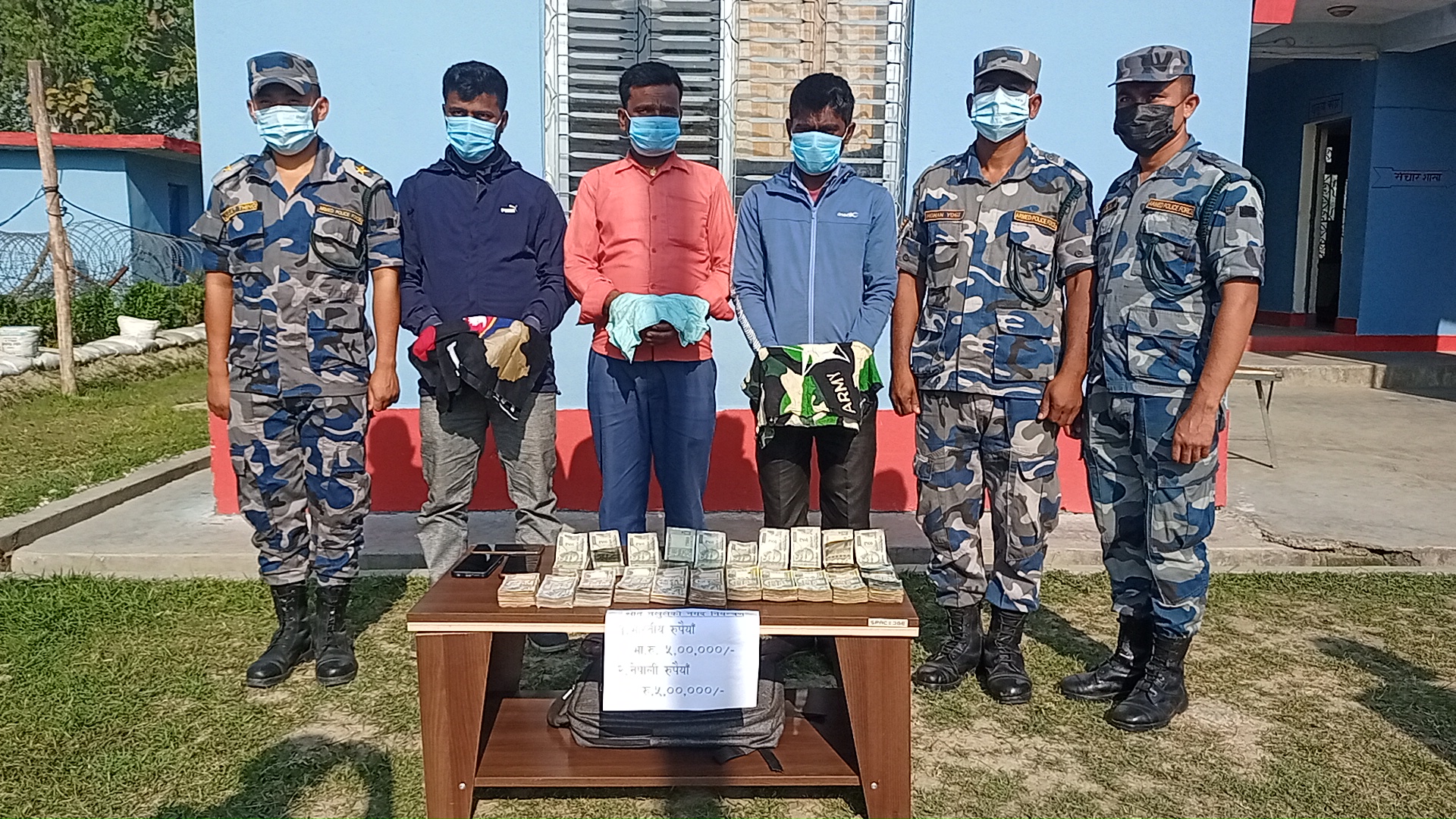 स्रोत नखुलेको भारतीय ५ लाख र नेपाली ५ लाख रुपैयाँसहित ३ जना पक्राउ 