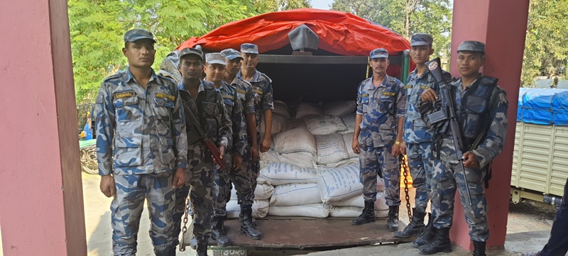 सशस्त्र प्रहरीद्वारा अवैध चिनीसहित ट्रक नियन्त्रण 