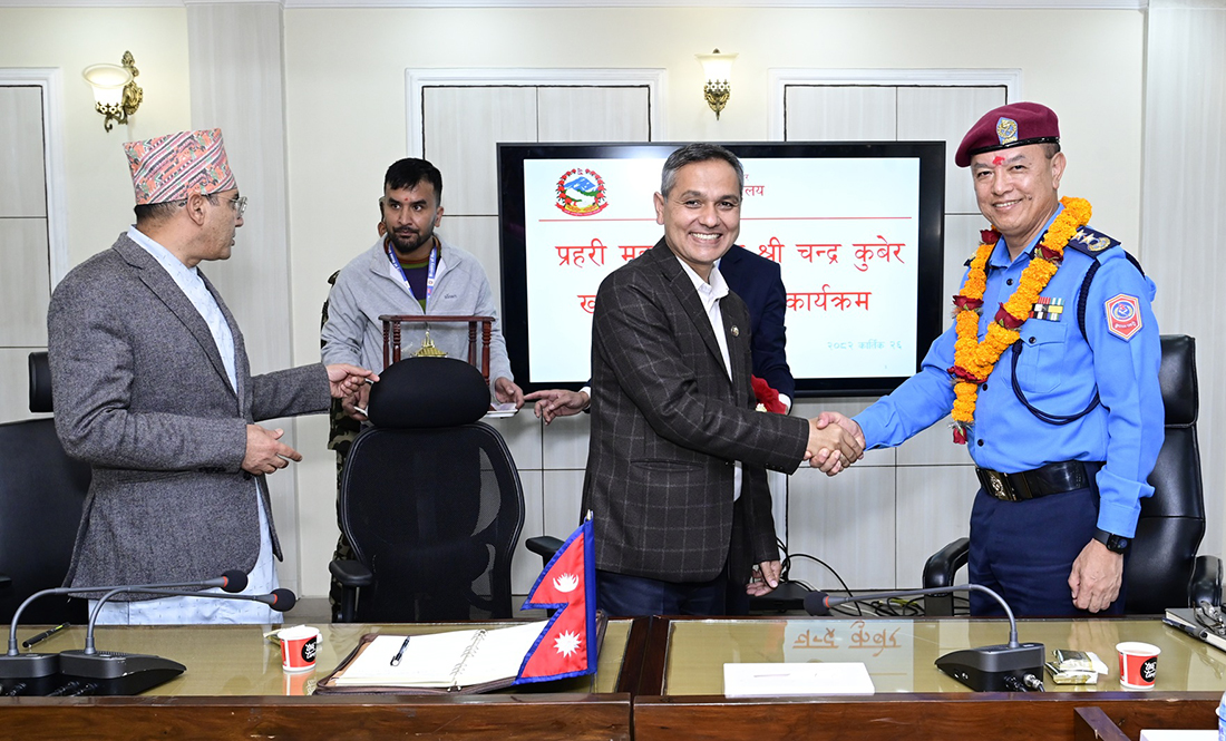 गृहमन्त्रीले चन्द्र कुबेरलाई भने– अवकाशपछि पनि देशको आन्तरिक सुरक्षा सुदृढीकरणमा योगदानको अपेक्षा छ