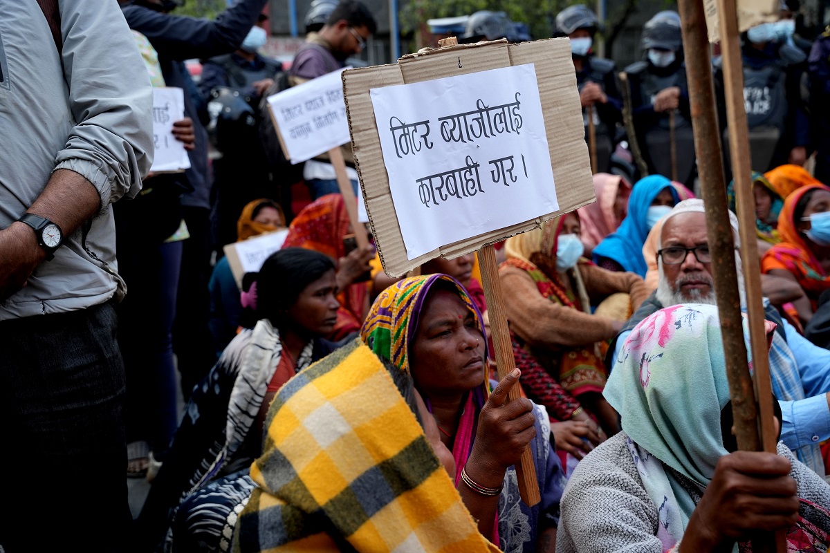 मिटरब्याज पीडितलाई गृहमन्त्रीको आग्रह- माग सम्बोधन हुन्छ, घर फर्किनुस्