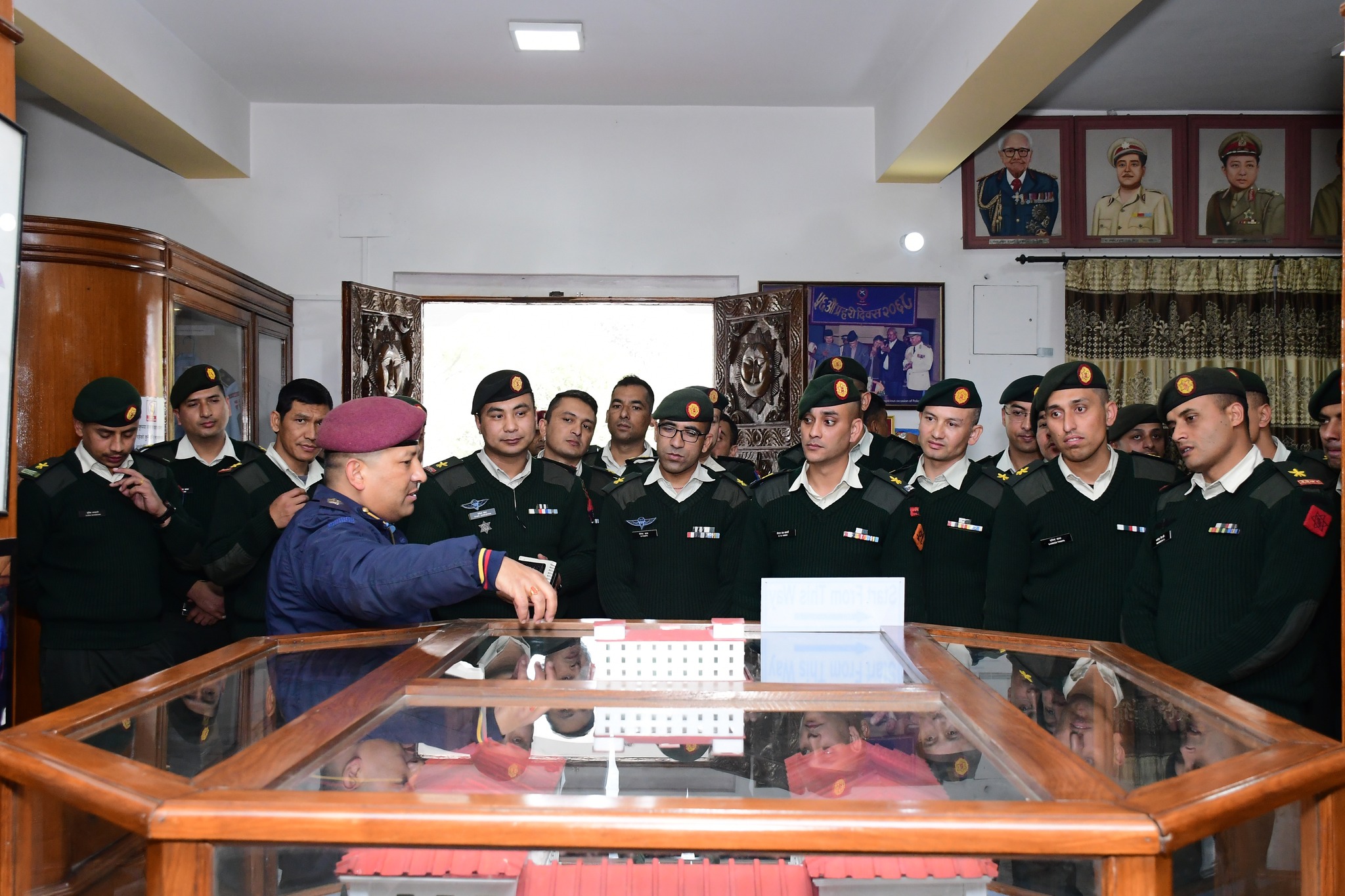 कमाण्ड एण्ड स्टाफ तालिमका अधिकृतहरूबाट प्रहरी हेडक्वार्टरको अवलोकन भ्रमण (फोटो फिचर)