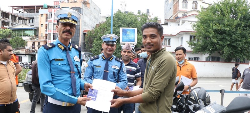 डीआईजी जोशीद्वारा चोरीपछि भेटिएका २० वटा मोटरसाइकल सम्बन्धित धनीलाई हस्तान्तरण