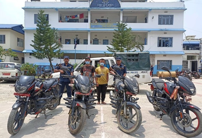 मोटरसाइकल चोरी गर्ने २ जना पक्राउ
