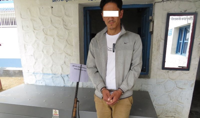 भरुवा बन्दुकसहित एक पक्राउ