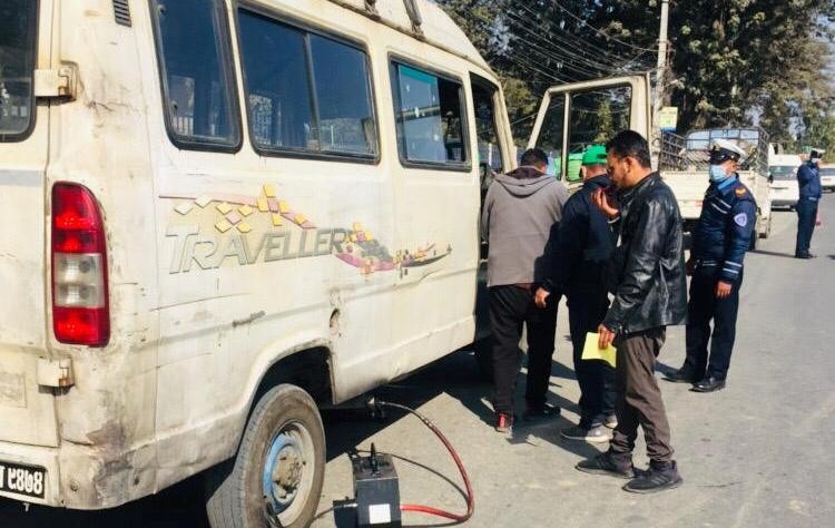 मापदण्डभन्दा बढी धूँवा फाल्ने ११ सवारी साधन ट्राफिक प्रहरीको कारबाहीमा 