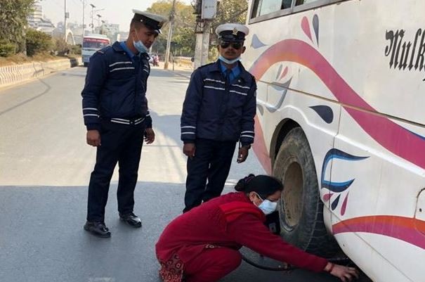 अवस्था ठिक नभएका ११ र मापदण्डभन्दा बढी धूँवा फाल्ने ७ सवारी साधन कारवाहीमा