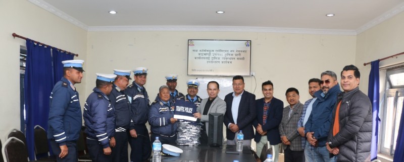 ट्राफिक प्रहरीलाई ट्राफिक ब्यवस्थापन सामग्री हस्तान्तरण