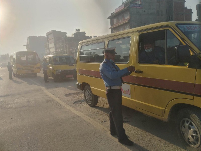 मापदण्ड पुरा नगर्ने १४ स्कुल बसका चालक ट्राफिक प्रहरीको कारबाहीमा