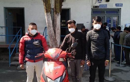 चोरीको स्कुटर सहित ३  जना ट्राफिक प्रहरीको नियन्त्रणमा
