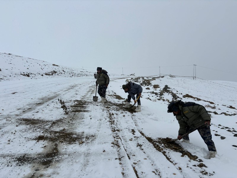 हिउँले अवरुद्ध बाटो पन्छाउँदै सशस्त्र प्रहरीले भन्यो– पदयात्रा र भ्रमण गर्दा सचेतता अपनाउनुहोस्