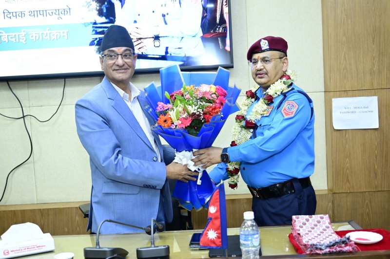 सेवा निवृत्त हुन लागेका महानिरीक्षक दिपक थापालाई गृह मन्त्रालयको विदाइ (फोटो फिचर)