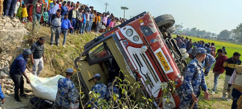 नवलपरासीमा तीर्थालु सवार बस दुर्घटना: ४५ घाइते, एकको अवस्था गम्भीर
