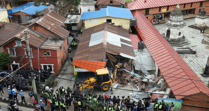 थापाथलीस्थित ट्राफिक प्रहरी पोष्टमा बालेनको डोजर