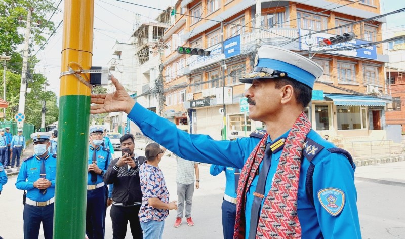 झम्सिखेलमा नयाँ जडान गरिएको ट्राफिक लाइट उद्‍घाटन