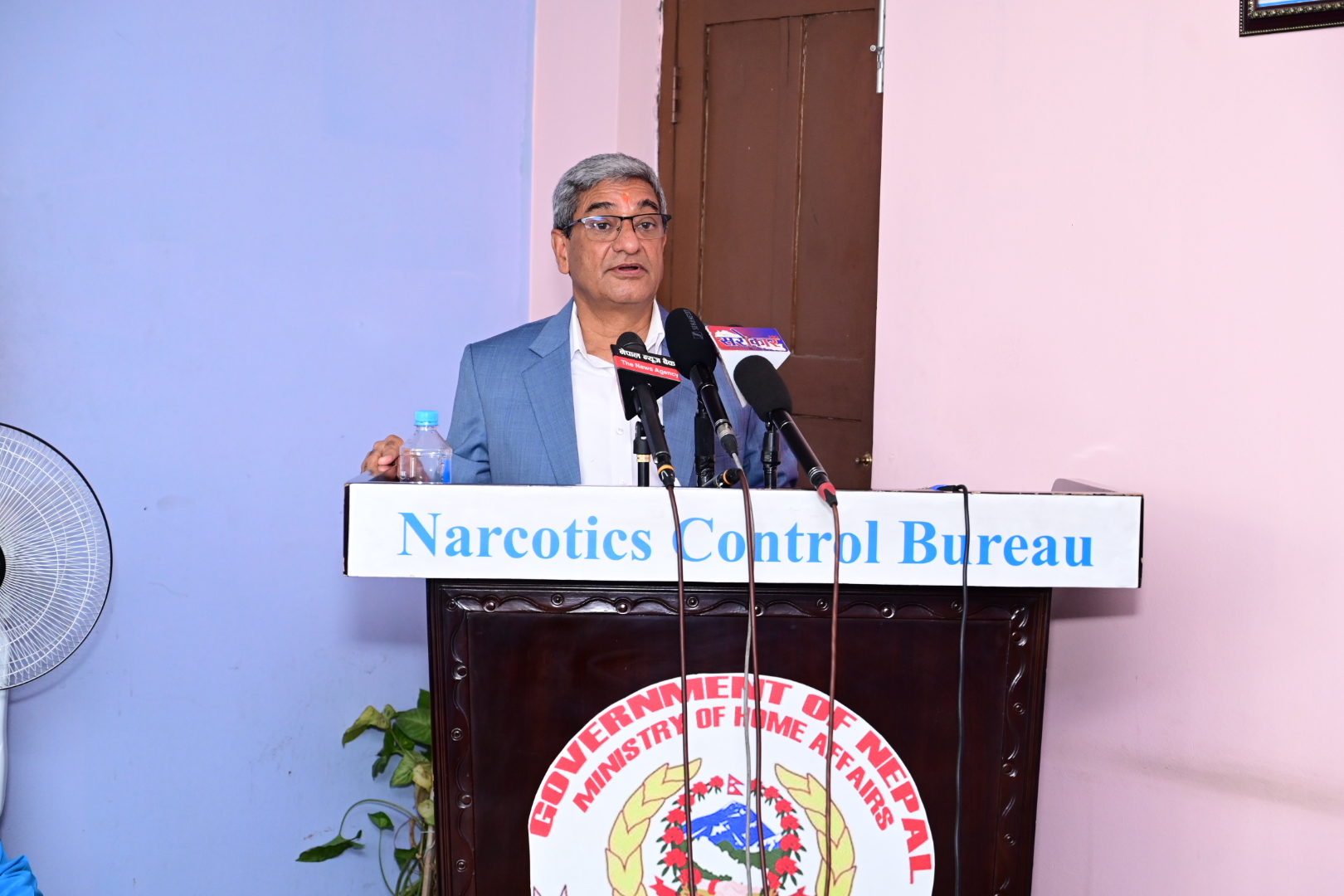 मुलुकलाई लागू औषधमुक्त बनाउन प्रभावकारीरुपमा काम गर्न गृहमन्त्री लेखकको निर्देशन