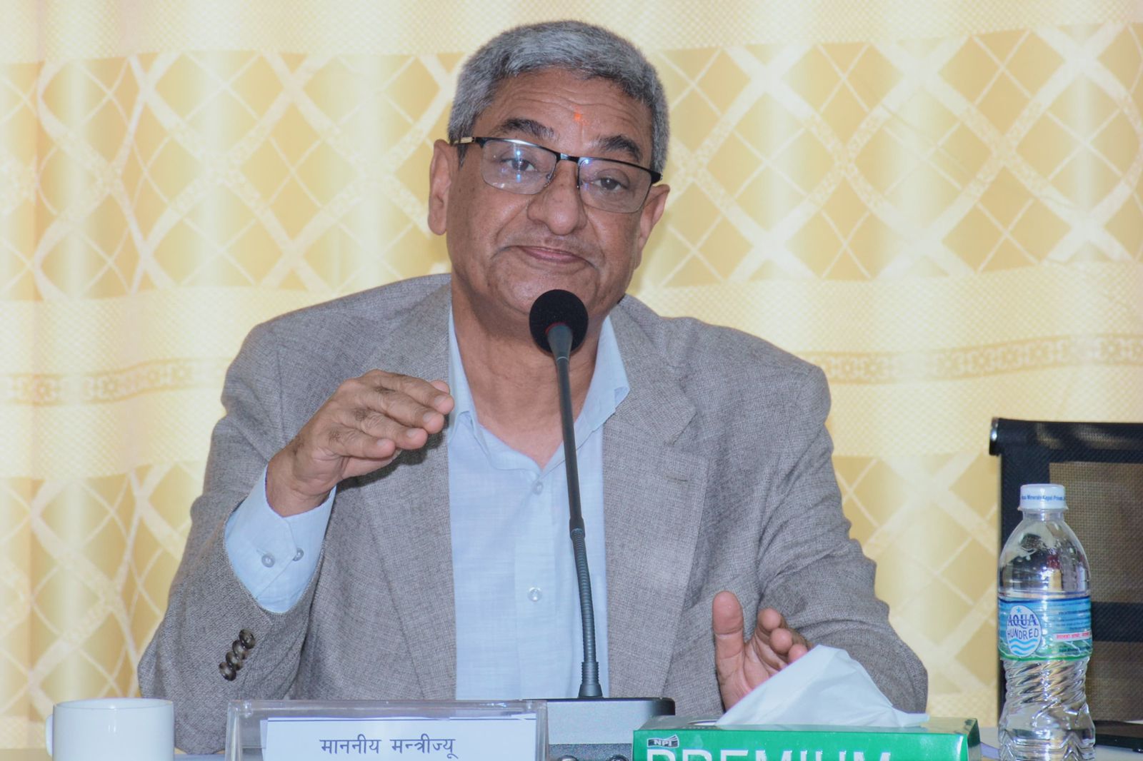 प्रहरी र सशस्त्र प्रहरी विधेयक असारभित्रै संसदमा पेश गर्ने वातावरण बनाइदिन गृहमन्त्री लेखकको आग्रह