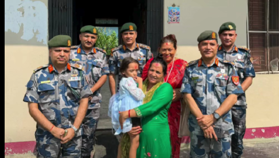 सहिदका परिवारसँग सशस्त्र प्रहरी महानिरीक्षक नारायण दत्त पौडेलको भेट