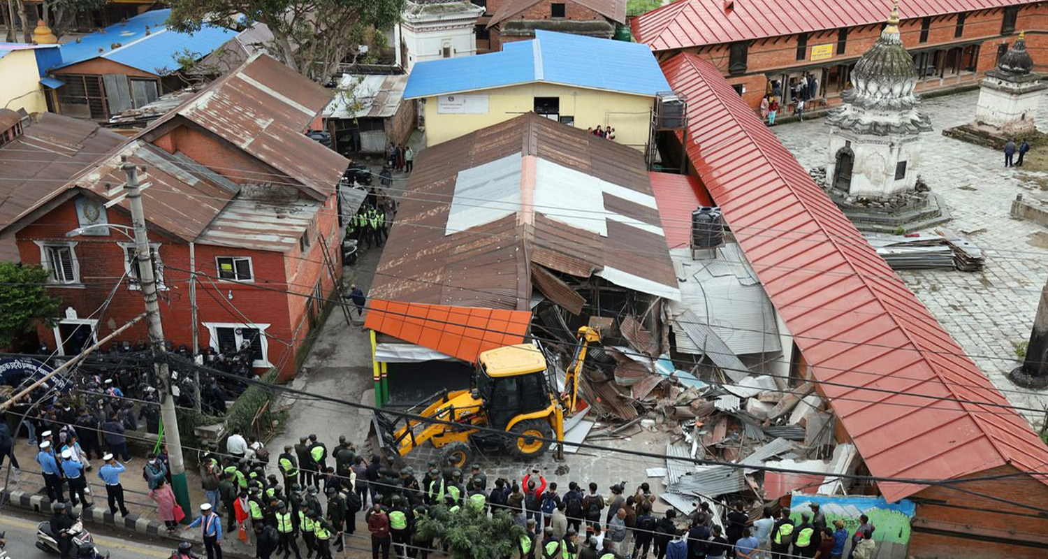 थापाथलीस्थित ट्राफिक प्रहरी पोष्टमा बालेनको डोजर