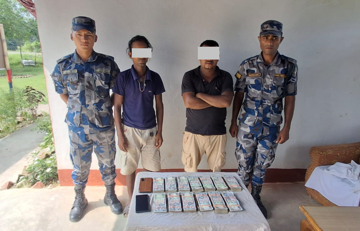 स्रोत नखुलेको १३ लाख नेपाली रुपैयाँसहित दुई जना नियन्त्रणमा