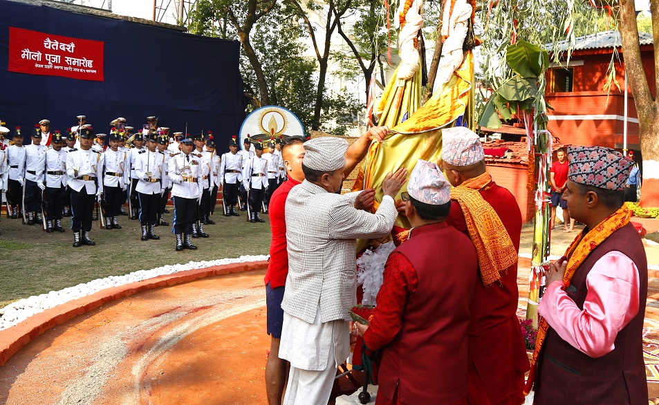 प्रहरी मुख्यालयमा मौलो पुजा सम्पन्न, आईजीपी कुँवरले लगाए पन्जा छाप