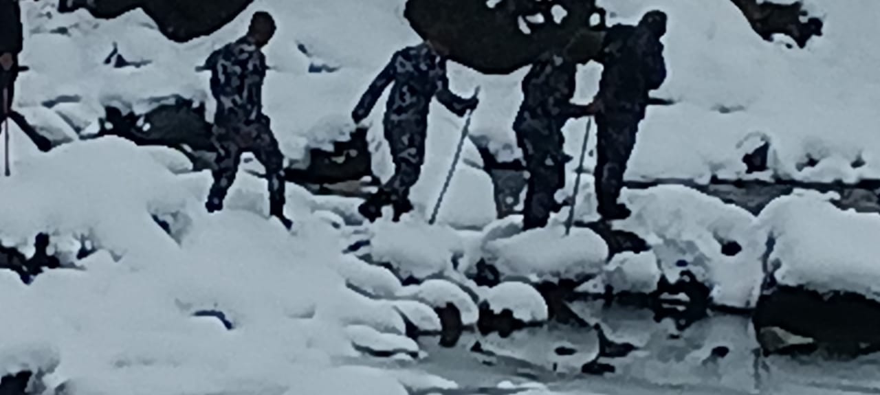 सशस्त्र प्रहरीले अन्नपूर्ण बेसक्याम्पबाट १६२ जनाको उद्वार गर्‍यो (तस्बिरहरू)