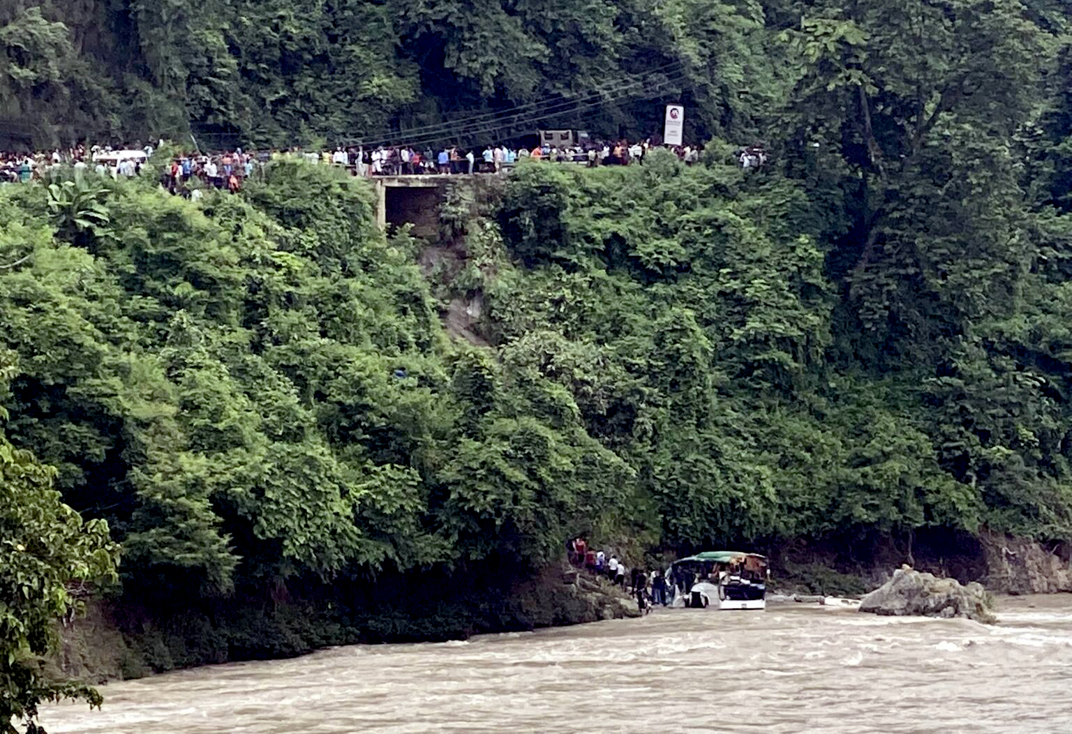 अपडेट : त्रिशुलीमा बस खस्दा ८ जनाको मृत्यु, ८ घाइते