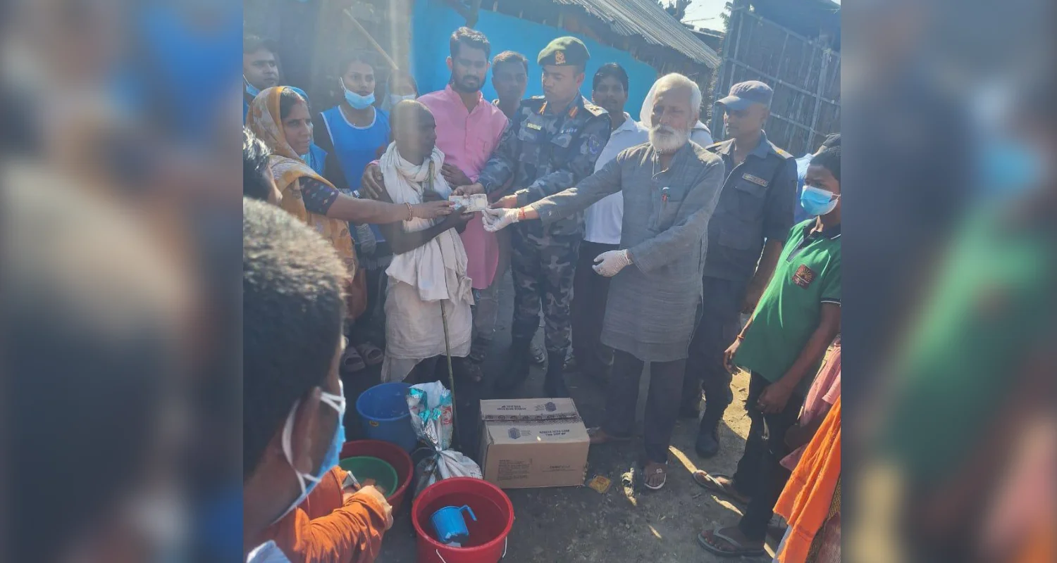 झाडापखाला पीडित परिवारलाई सशस्त्र प्रहरीबाट सहयोग रकम हस्तान्तरण