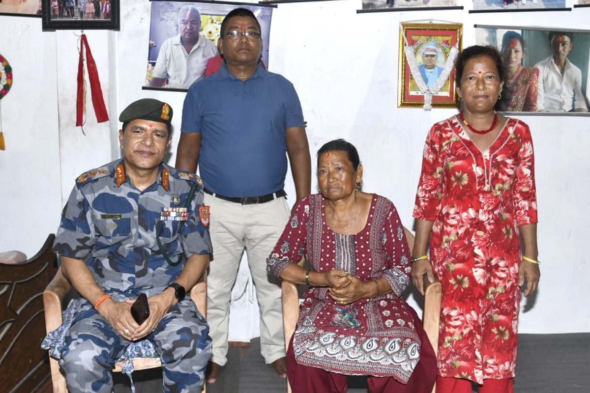 सशस्त्र प्रहरी महानिरीक्षक नारायणदत्त पौडेलले भेटे सहिद परिवार