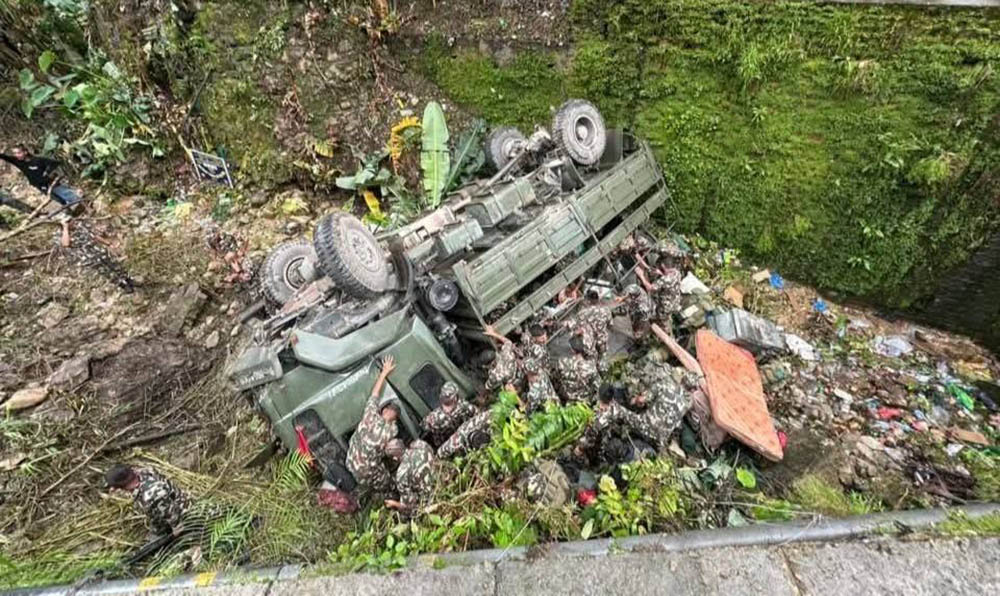नेपाली सेनाको ट्रक दुर्घटना हुँदा १६ जना सैनिक घाइते