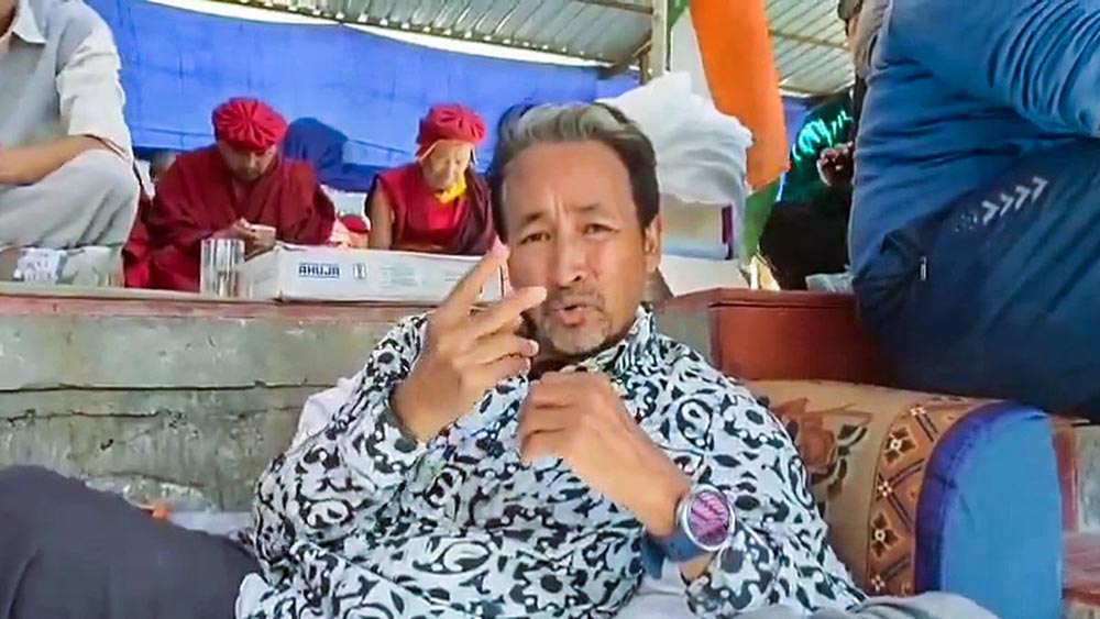 भारतीय सामाजिक अभियन्ता सोनम वाङचुक पक्राउ, विदेशी कोष लाइसेन्स खारेज