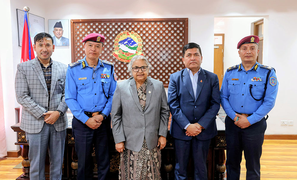 प्रधानमन्त्री कार्कीसँग महानिरीक्षक खापुङको बिदाई भेट