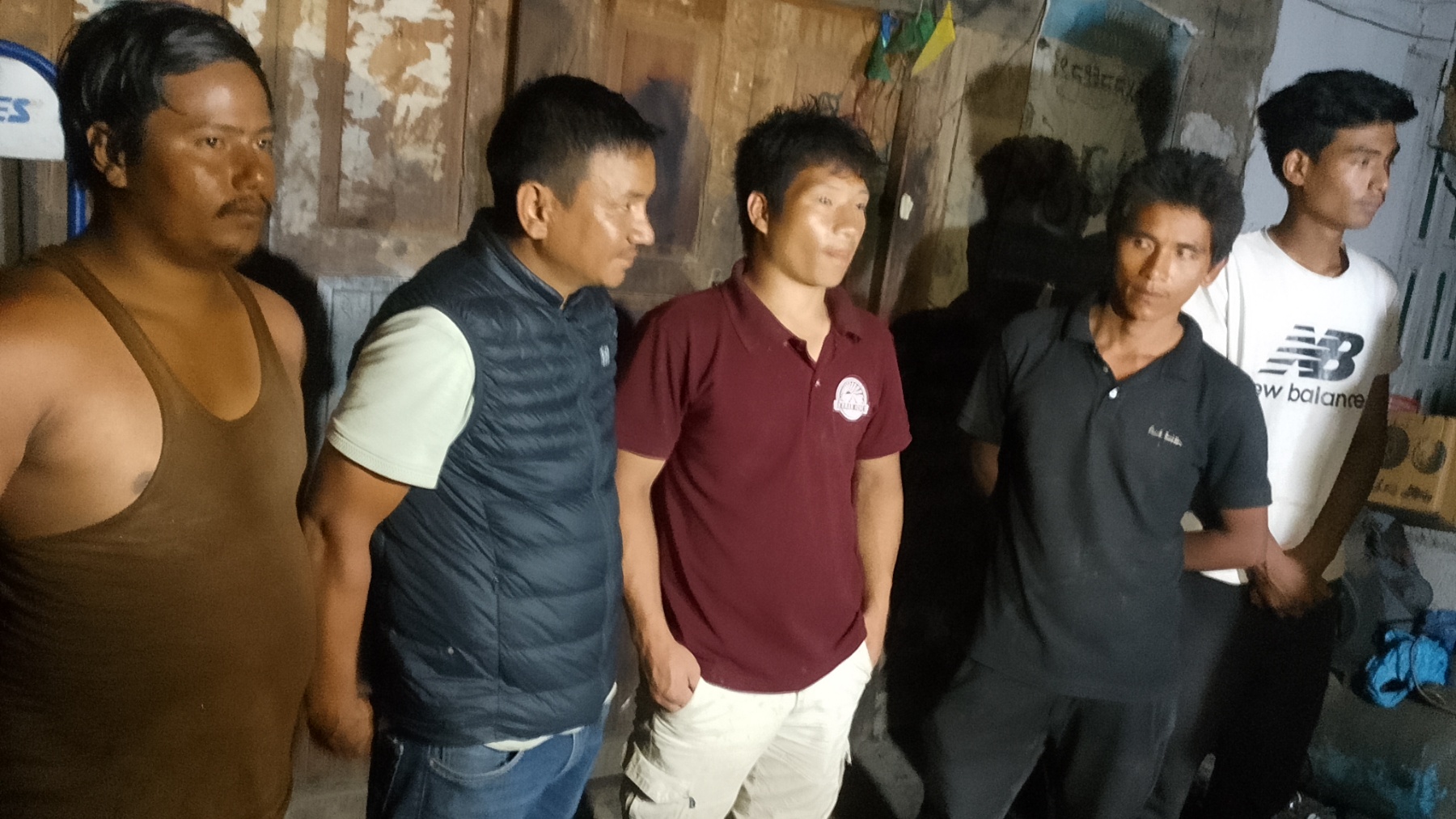 सशस्त्र प्रहरी बलद्वारा रोशी खोलामा फसेका पाँच जनाको सकुशल उद्वार